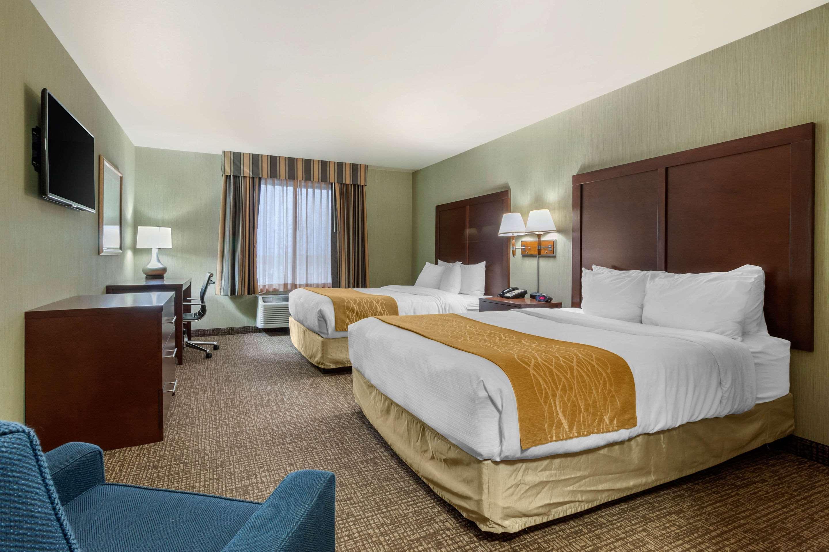 Comfort Inn & Suites Mitchell I-90 Esterno foto
