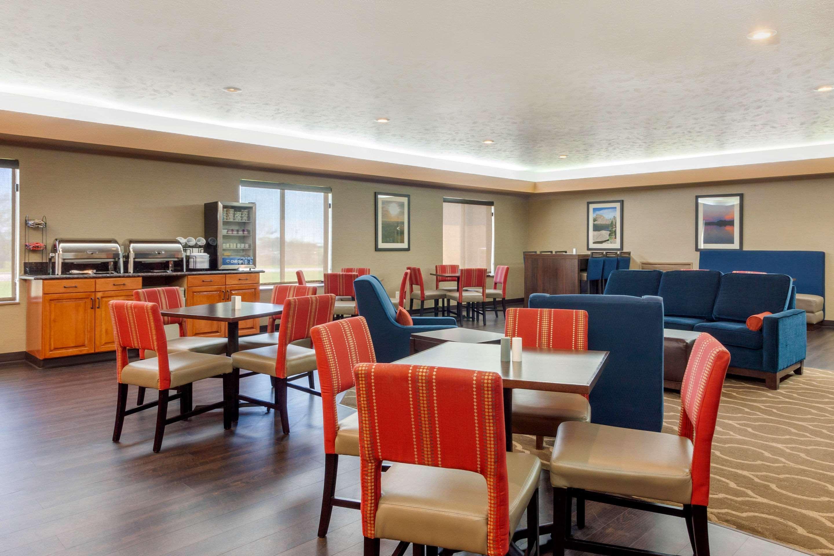 Comfort Inn & Suites Mitchell I-90 Esterno foto