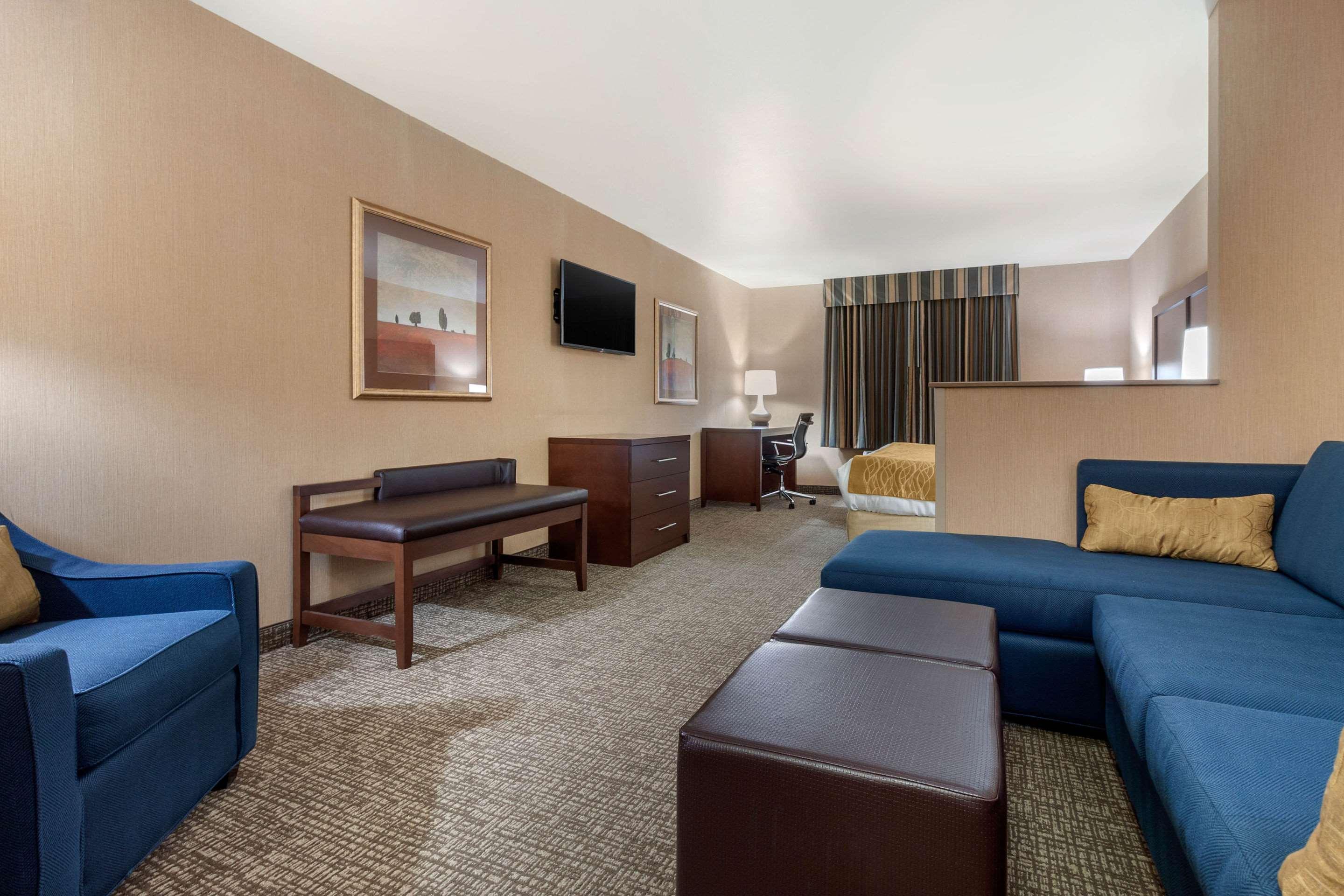 Comfort Inn & Suites Mitchell I-90 Esterno foto