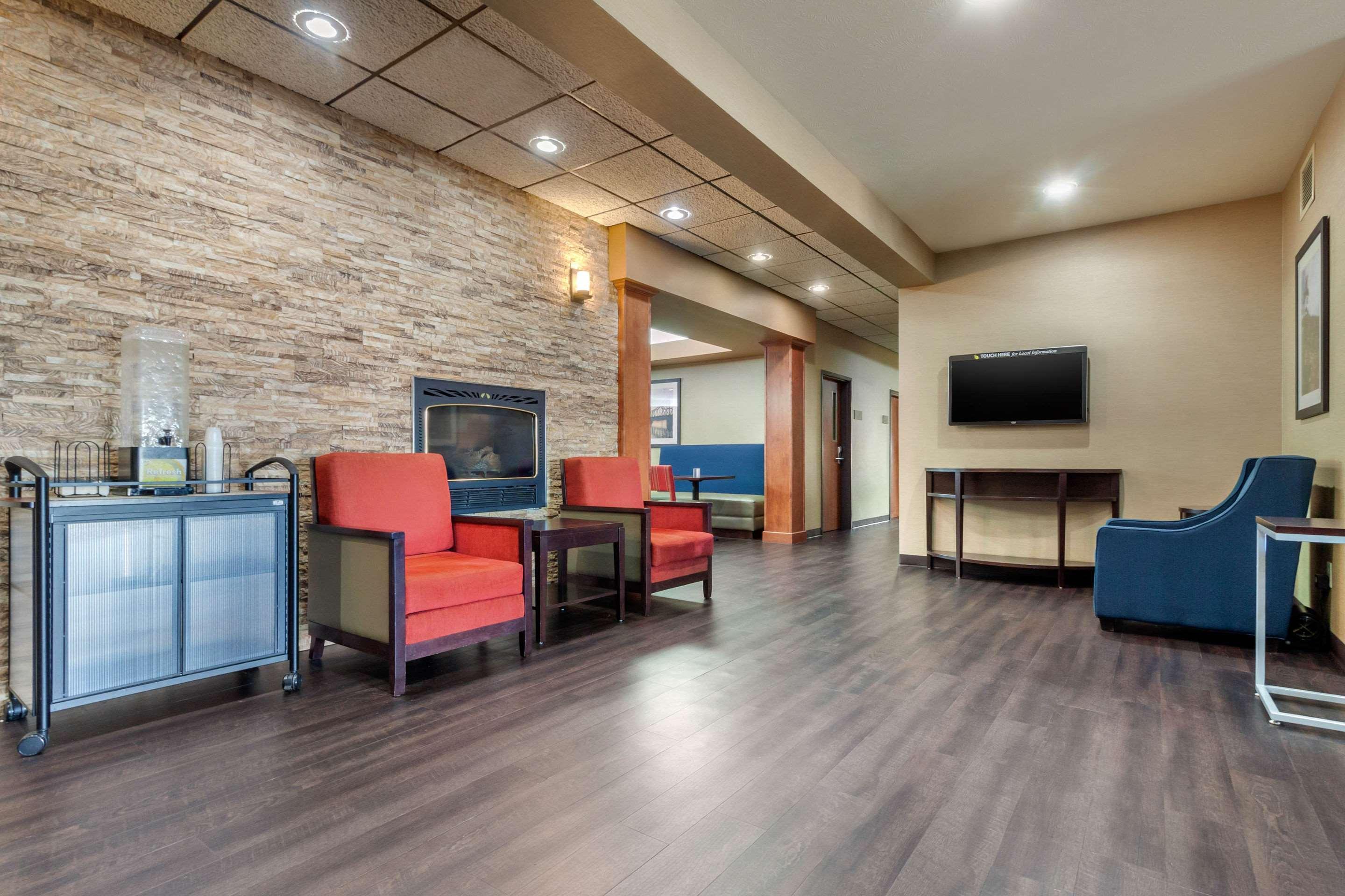 Comfort Inn & Suites Mitchell I-90 Esterno foto