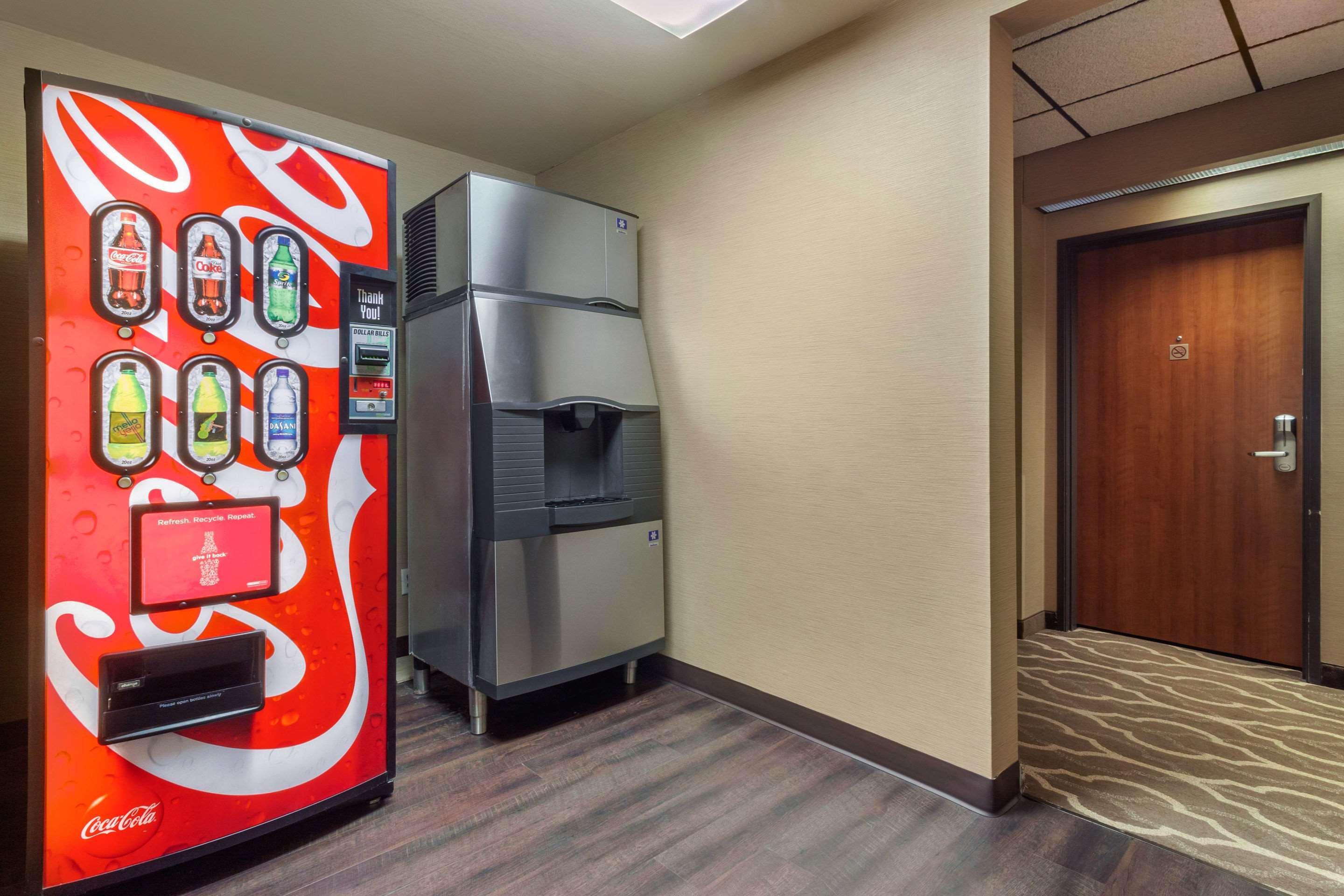 Comfort Inn & Suites Mitchell I-90 Esterno foto