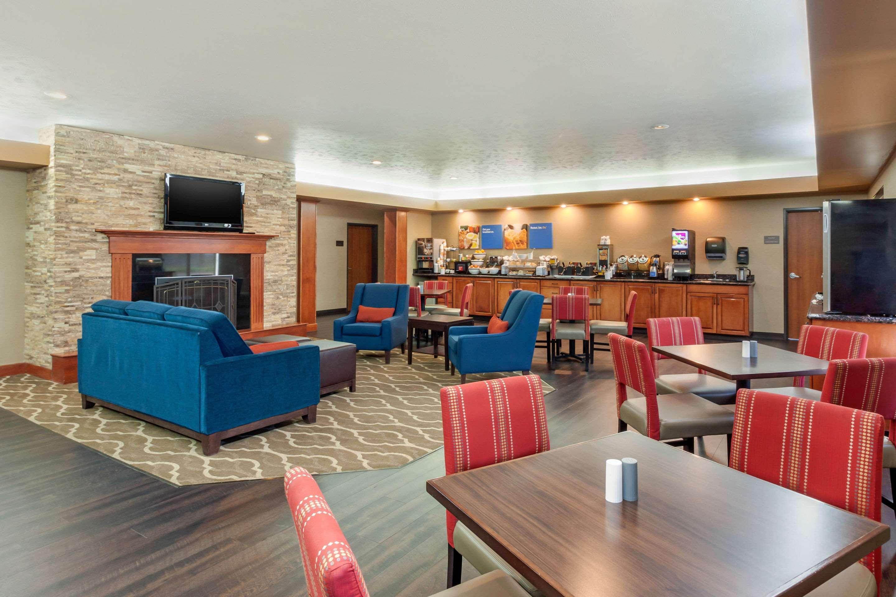 Comfort Inn & Suites Mitchell I-90 Esterno foto
