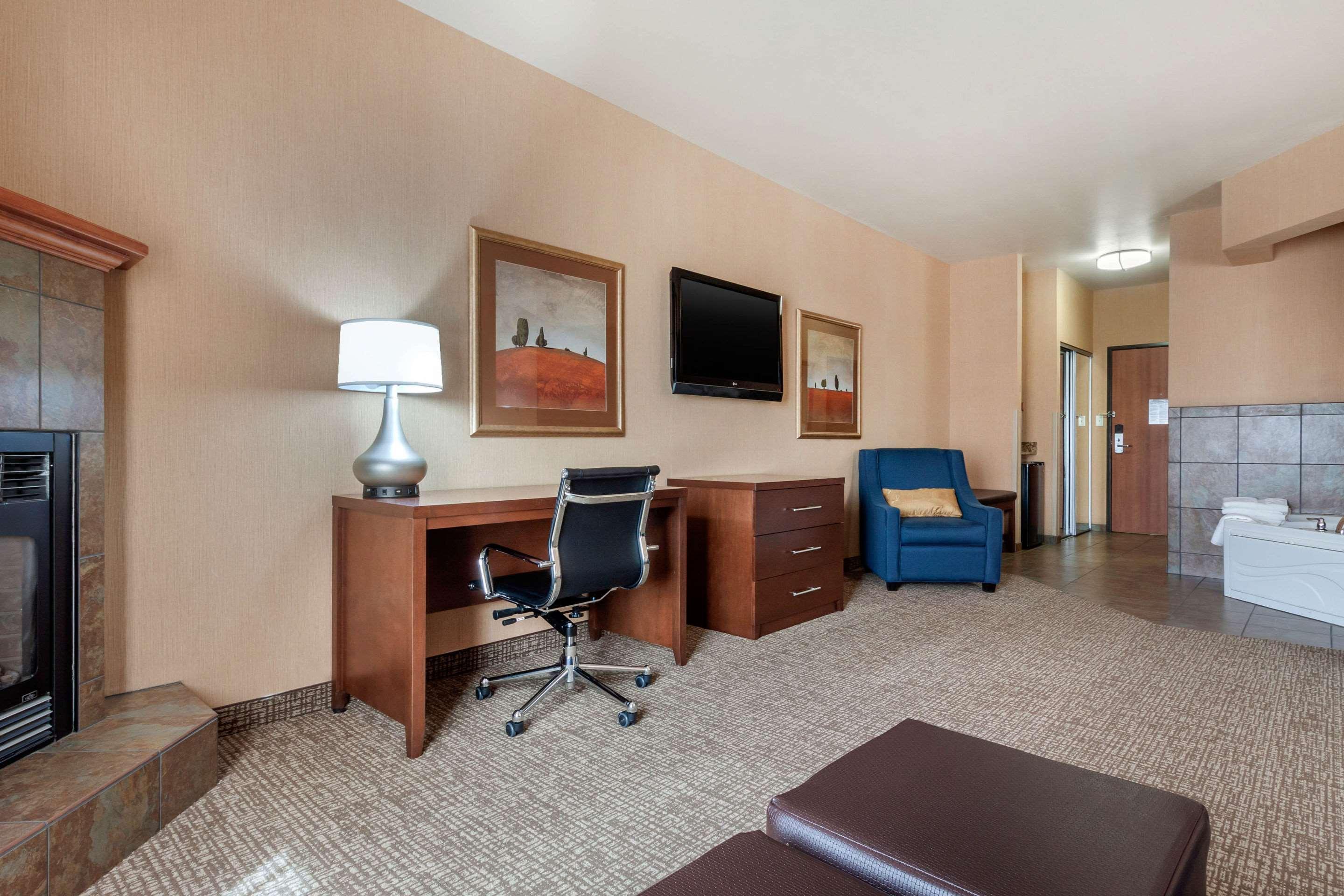 Comfort Inn & Suites Mitchell I-90 Esterno foto