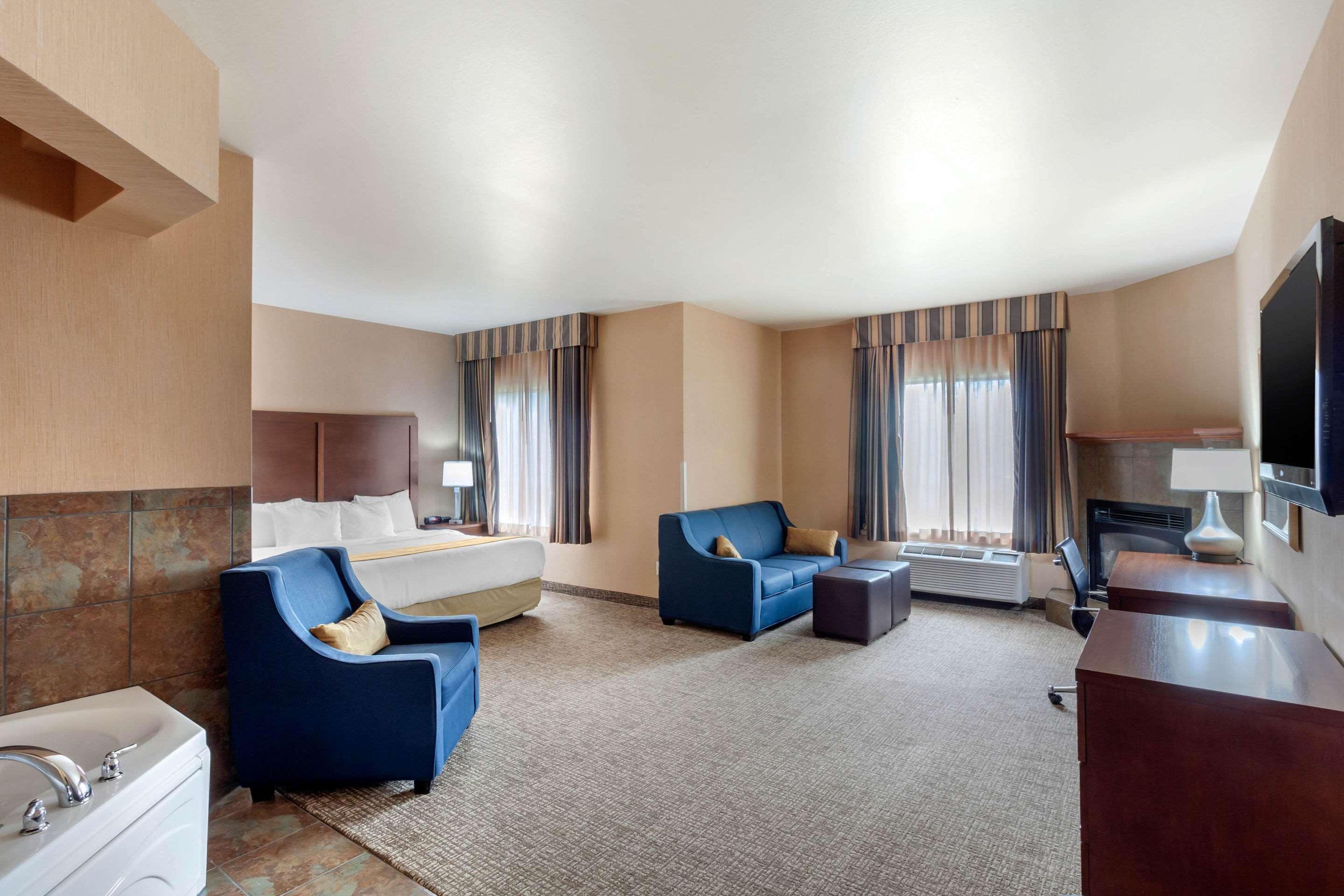 Comfort Inn & Suites Mitchell I-90 Esterno foto