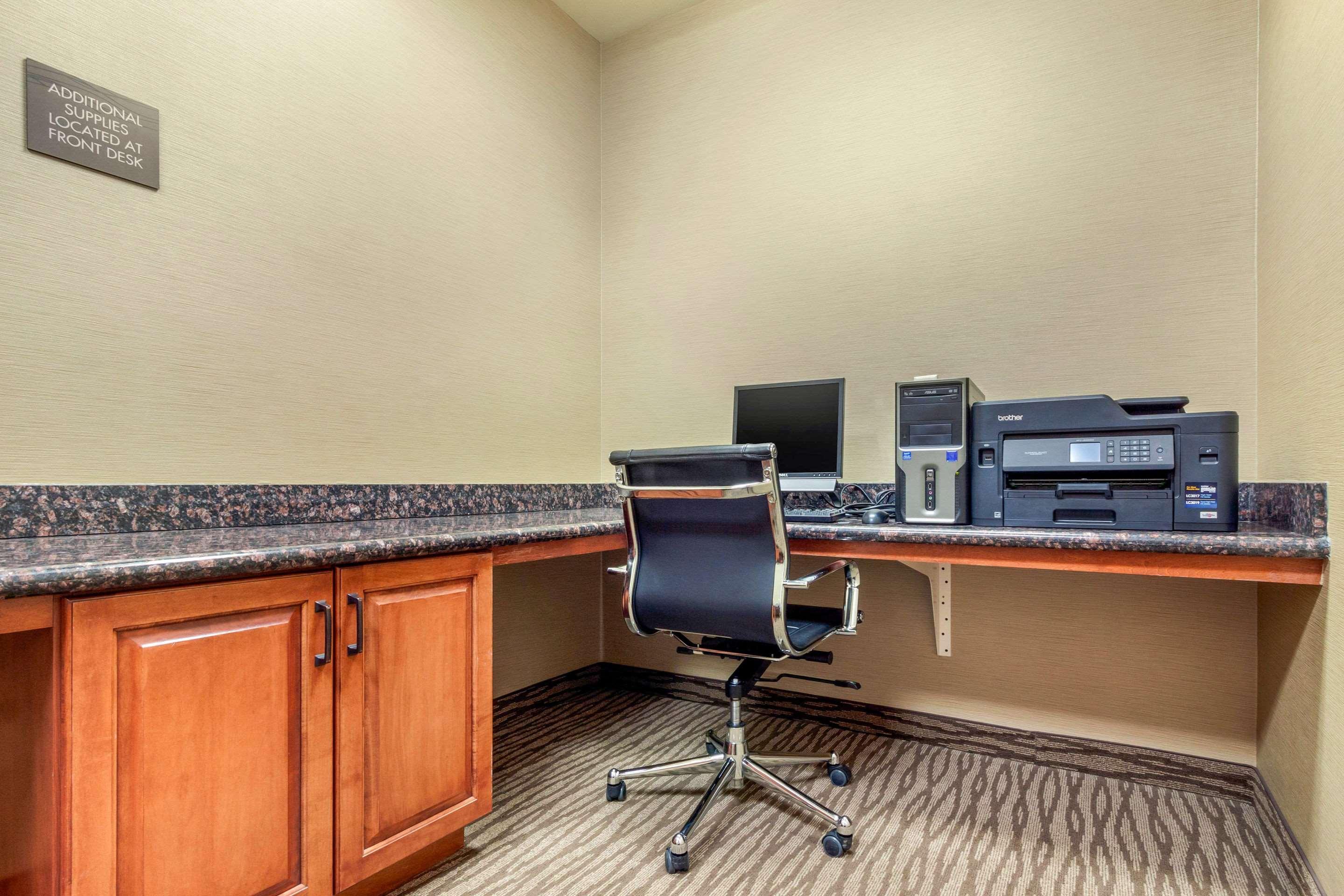 Comfort Inn & Suites Mitchell I-90 Esterno foto
