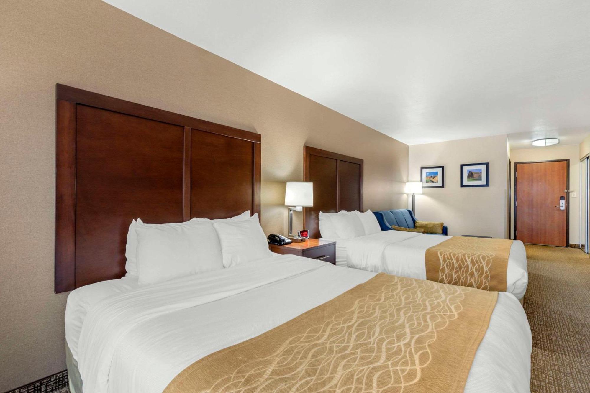 Comfort Inn & Suites Mitchell I-90 Esterno foto